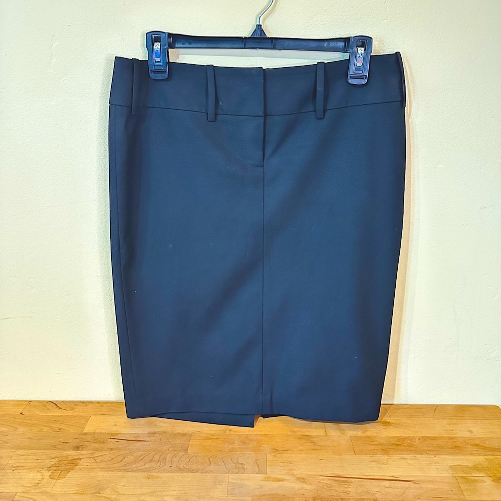 Black skirt , Limited brand, size 4, above the knee (21 in. Length)